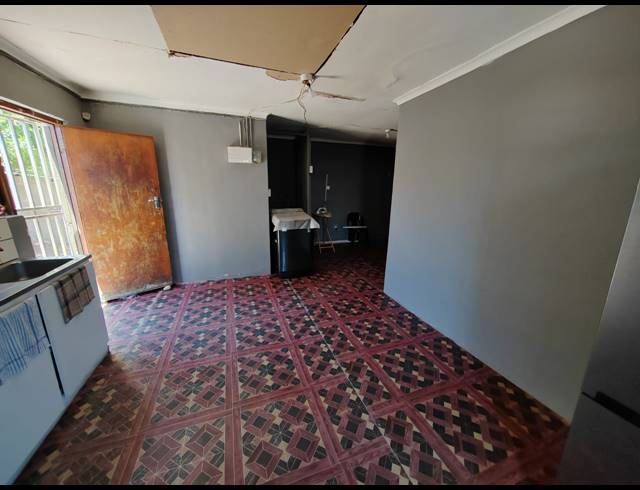 6 BEDROOM HOUSE FOR SALE IN MALIBU VILLAGE